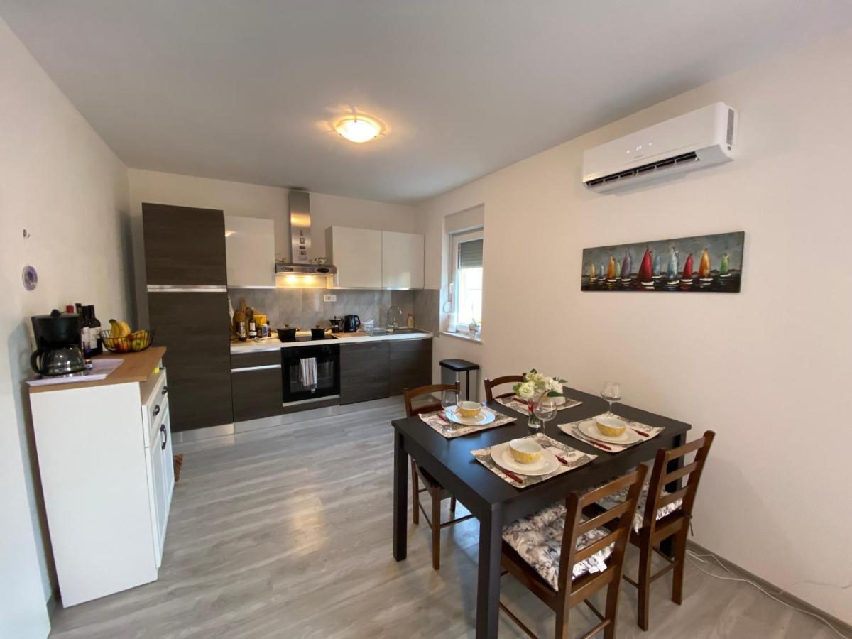 Spacious Apartment Close To The Sea In Split Area Каштела Экстерьер фото