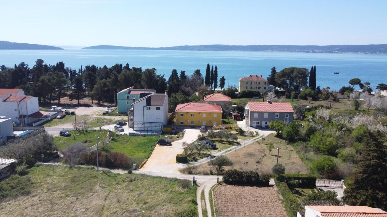 Spacious Apartment Close To The Sea In Split Area Каштела Экстерьер фото